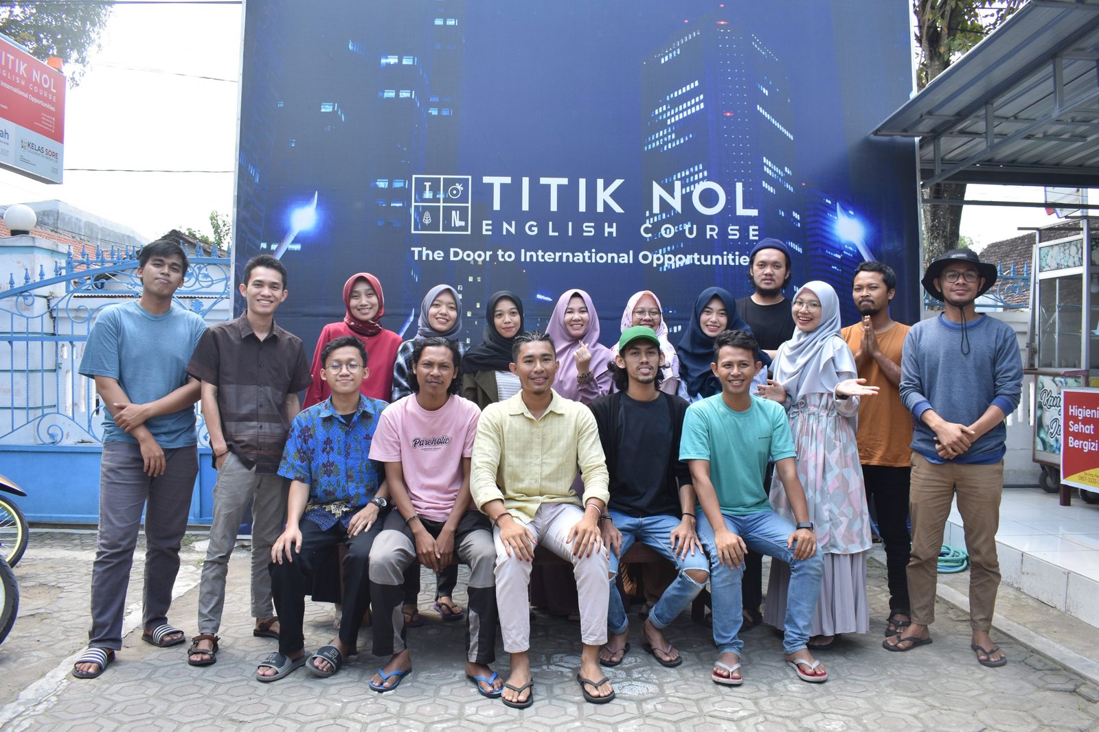 TITIK NOL ENGLISH COURSE STUDENT AND TUTOR